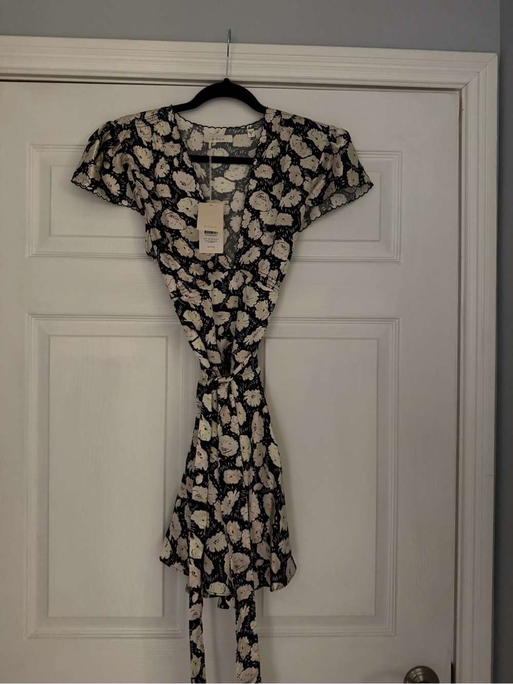 Doen Dianne Mini Dress Black & Cream Floral V-Neck - Picture 6 of 7